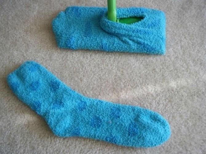 Чтобы протереть пол от пыли, наденьте старые синелевые носки и пройдитесь в них по всей квартире. Также, можно одеть носок на швабру.