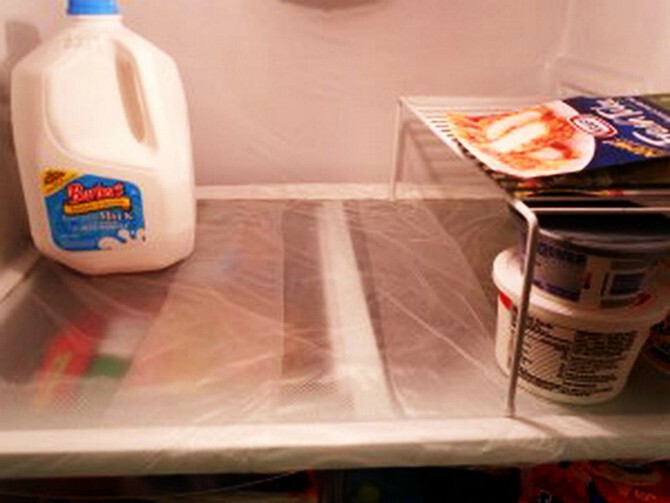 Держать холодильник в чистоте поможет пищевая пленка, которой можно обернуть полки.