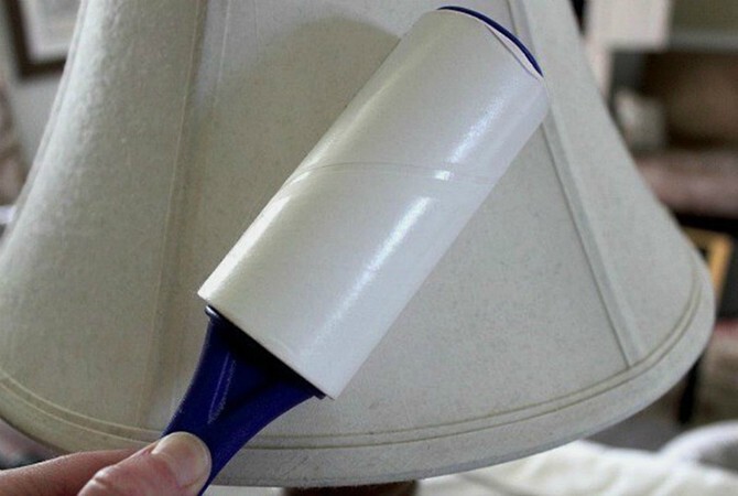 Липкий ролик для чистки одежды поможет избавиться от пыли.