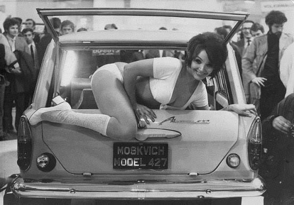 Английская актриса Джули Десмонд рекламирует Москвич - 427 на автошоу в Париже, 1971 г