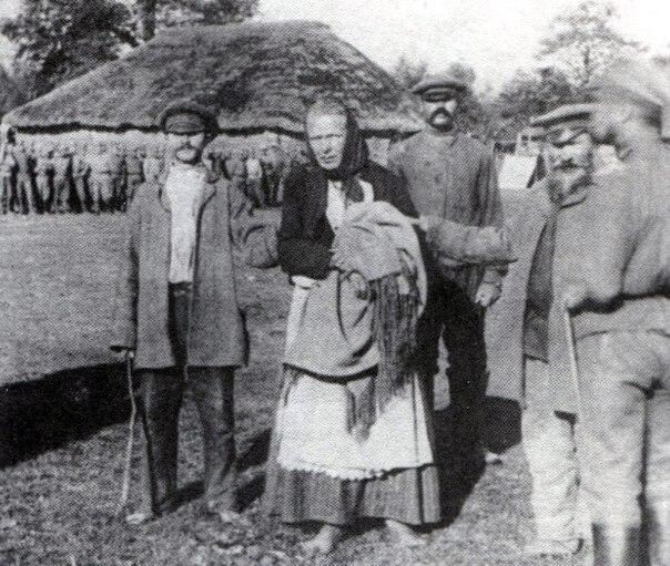 Крестьяне схватили переодетого в женщину немецкого шпиона. 1914 г.