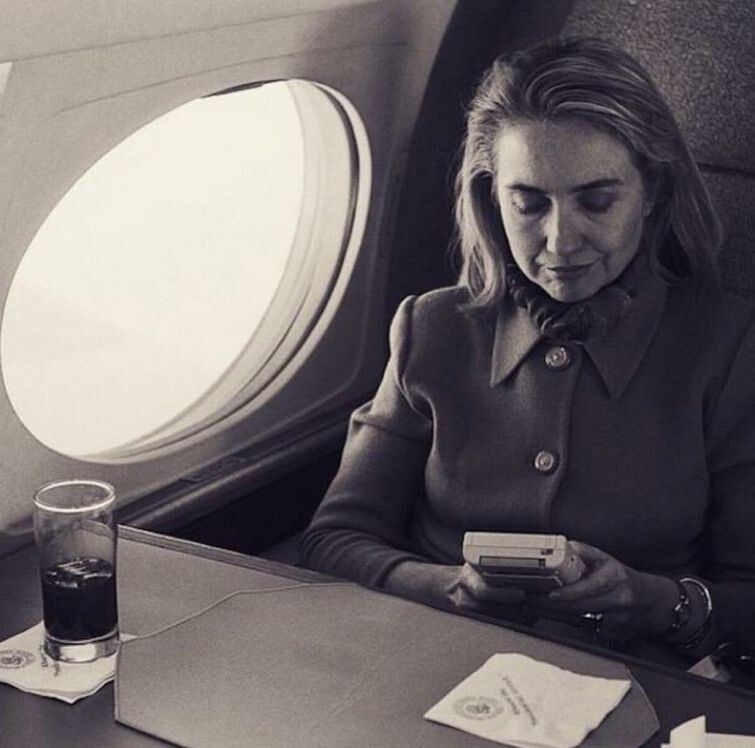 Хиллари Клинтон играет в Гейм Бой на борту самолёта, 1993 год