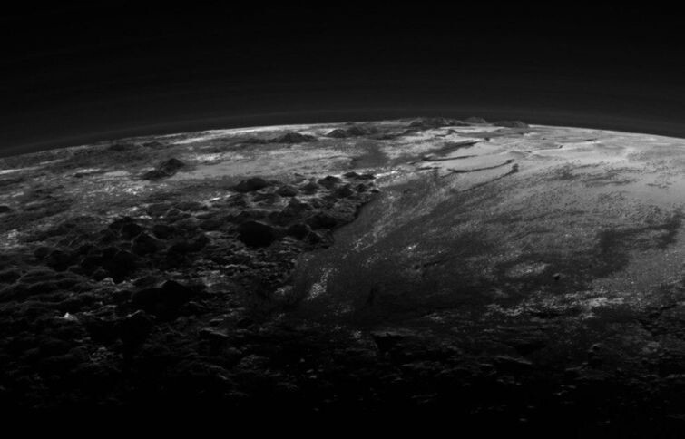 Закат на Плутоне, снятый с межпланетной станции New Horizons с расстояния 18 тыс. км. 14 июля 2015 года