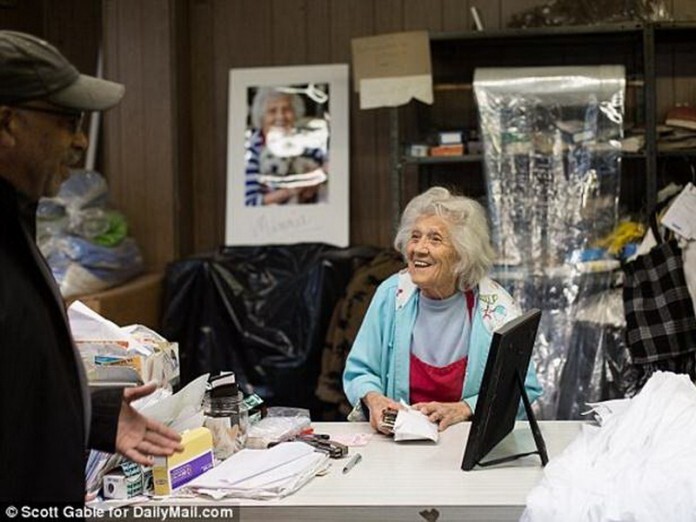 Ей 100 лет, но она все еще работает в прачечной по 11 часов 6 дней в неделю