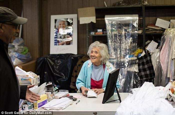 Ей 100 лет, но она все еще работает в прачечной по 11 часов 6 дней в неделю