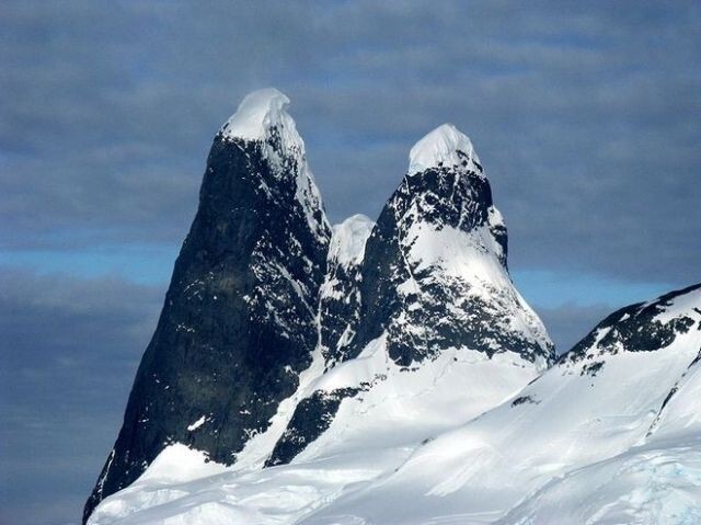 В Антарктиде есть два пика, которые называются Груди Уны. Они названы по имени девушки, работавшей одно время во время Британской антарктической экспедиции