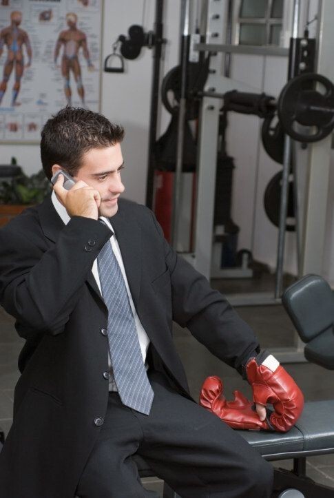 Телефонные разговоры не ждут, не стоит откладывать их из-за тренировки. Кстати, всегда будьте готовы вернуться в офис, поэтому спортивная одежда – офисная одежда