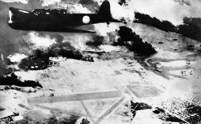 Японский бомбардировщик над Перл-Харбор