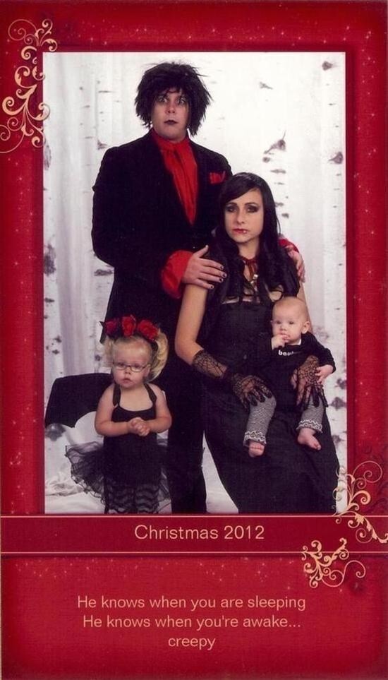 Эта семья вот уже 13 лет делает нелепые рождественские фотографии 