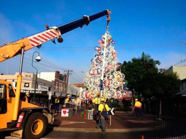 1. Рождественская елка в Лисморе (Австралия), сделанная из переработанных велосипедных колес.