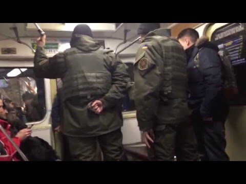 Хваленая киевская полиция толпой не могла скрутить хулигана в метро 