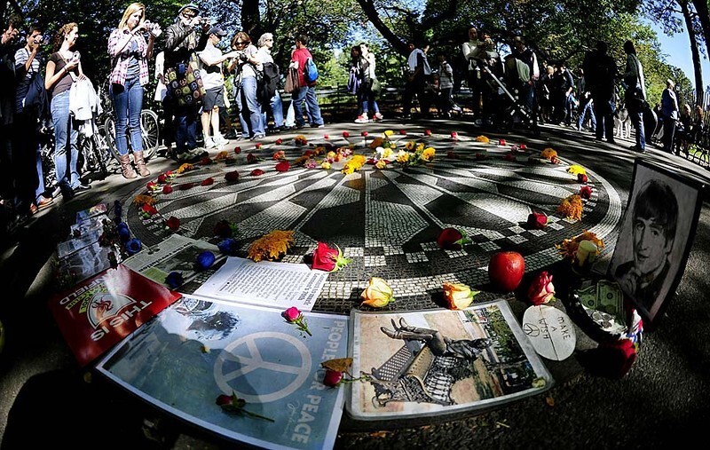 Леннон был кремирован в Нью-Йорке, а его прах был передан Йоко Оно.