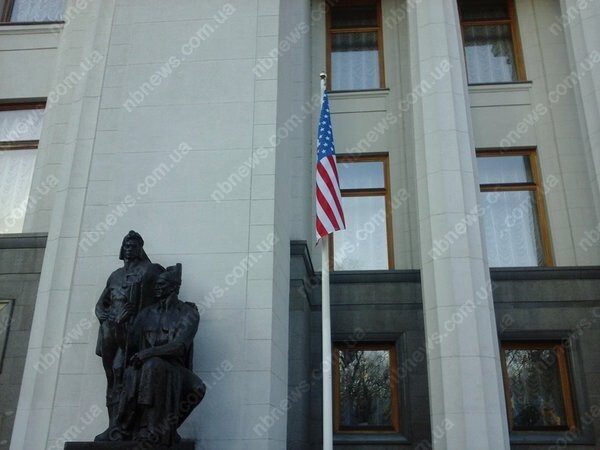 К приезду Байдена с флагштока у Рады сняли украинский флаг и повесили американский 