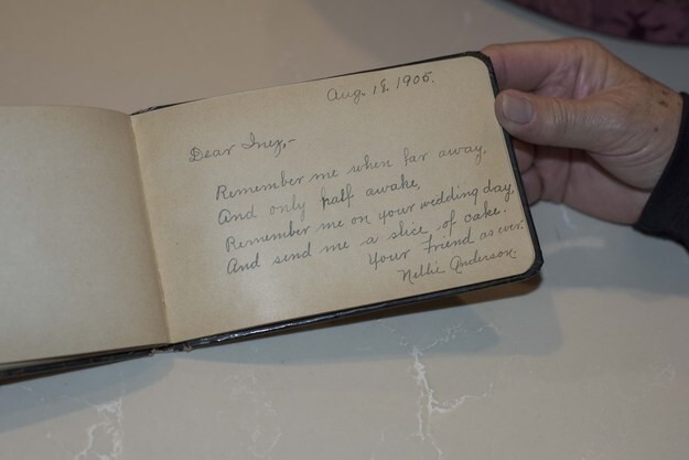 В коробке из-под шляпы также обнаружилась книга для добрых воспоминаний бабушки Уорнингера. Интересно, что в ней нашлась запись от друга семьи с упоминанием свадебного торта!