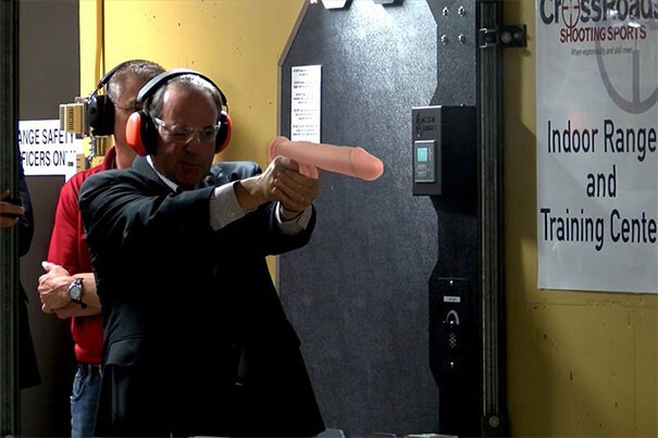 Американец заменяет оружие на фотографиях республиканских политиков на фаллосы