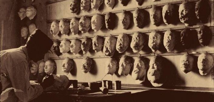 7. Мужчина делает посмертные маски солдат Первой мировой войны.