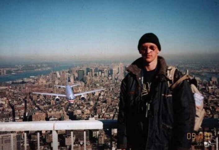 5. Турист фотографируется на фоне самолета, который вот-вот врежется во Всемирный торговый центр в Нью-Йорке.