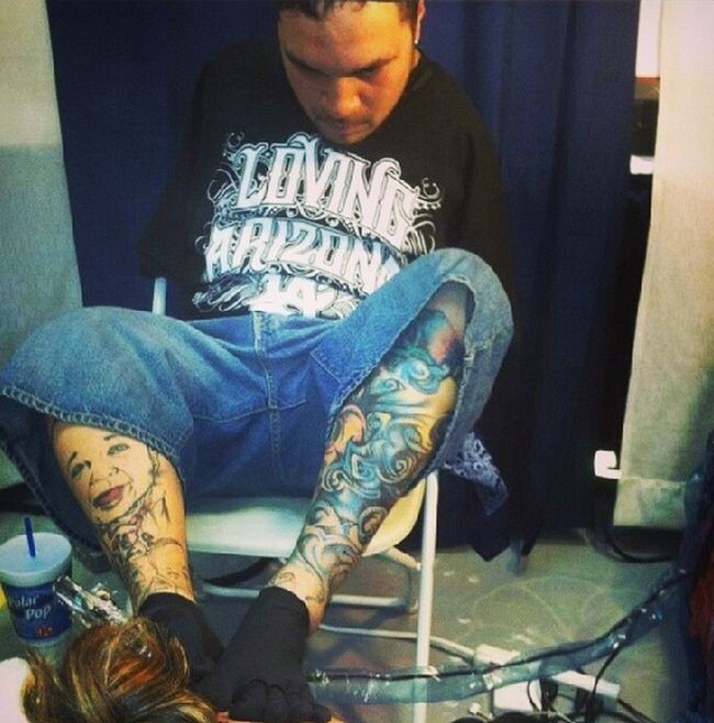 Безрукий тату-мастер набивает татуировки при помощи ног