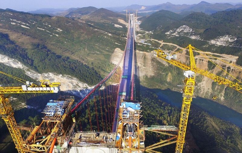 Над гигантским подвесным мостом в Китае трудятся лишь строители с титановыми яйцами