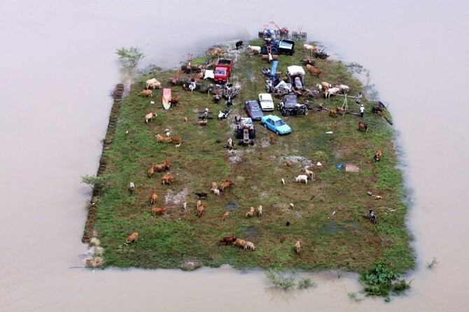 Это не диорама. Это реальный островок, заполненный спасающимися от наводнения в Малайзии.