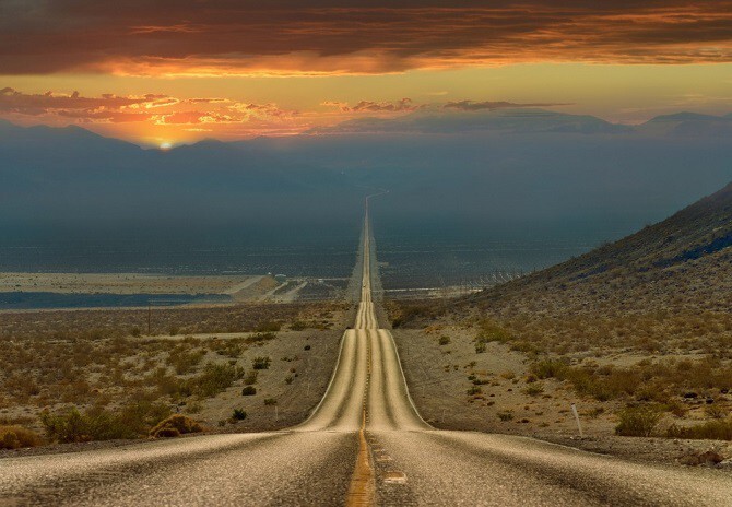 Дорога через Долину смерти, США. Более 200 километров по прямой.