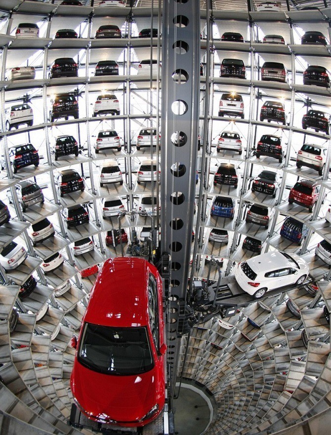 Высокотехнологичная парковка на заводе Volkswagen в Вольфсбурге.