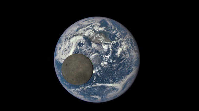 Это не камешек на фотографии. Обратная сторона Луны, редчайший снимок NASA.