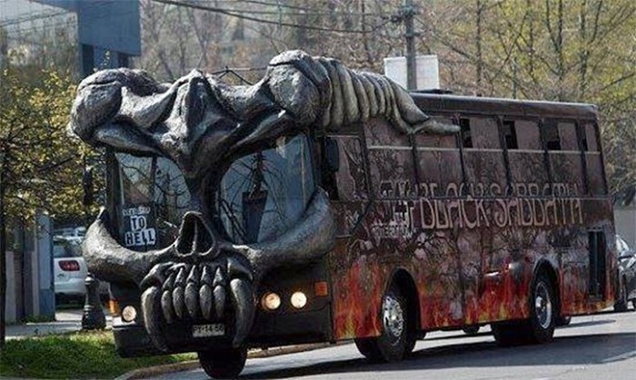1. На этом автобусе колесит по стране группа Black Sabbath 