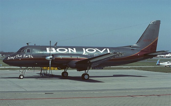 11. Скромный самолет Bon Jovi 