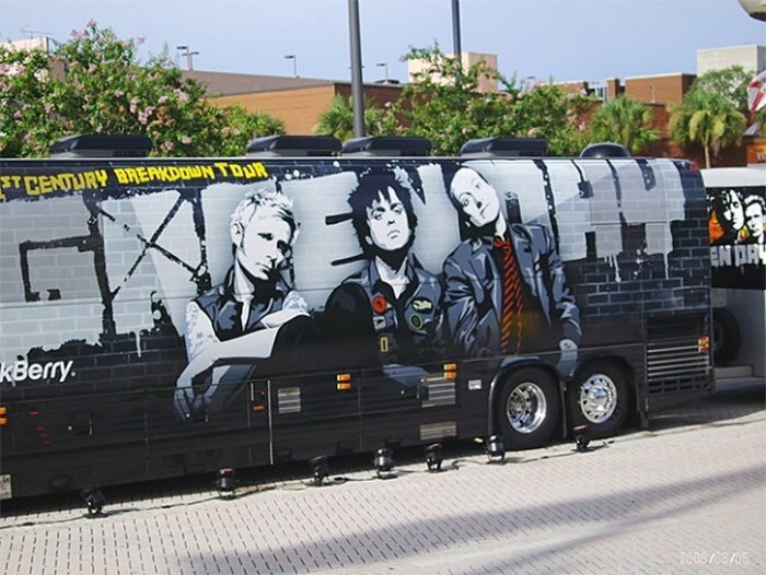 12. Автобус группы Green Day 
