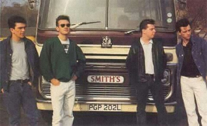 16. Группа The Smiths и их гастрольный автобус