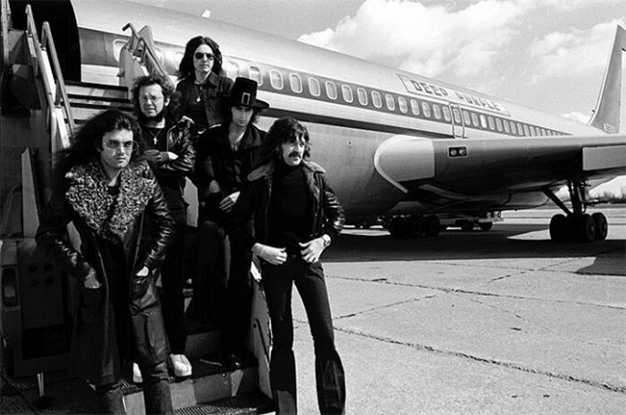 24. Группа Deep Purple у трапа своего персонального лайнера 