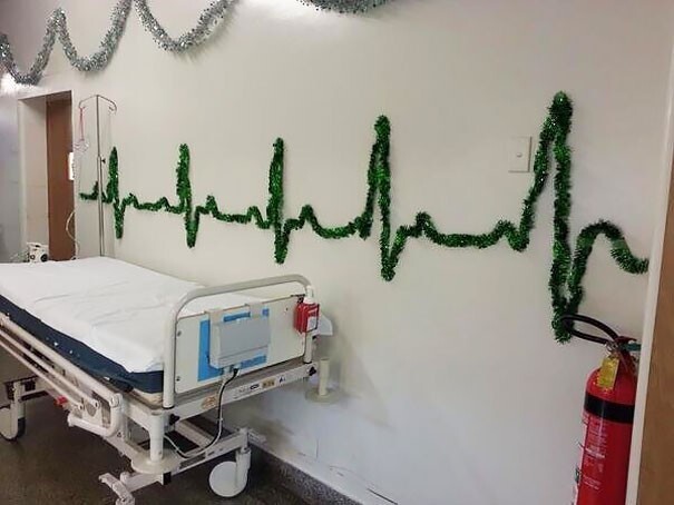 1. В этой больнице знают толк в праздничных украшениях
