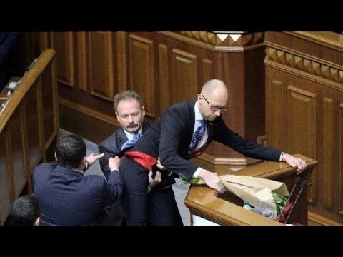 Депутаты устроили драку во время выступления Арсения Яценюка на заседании Рады.  014 