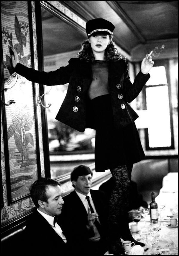 Кейт Мосс в кафе Lipp, Париж, Vogue Italia, 1993 год