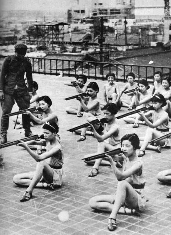 Обучение японских школьниц стрельбе, 1930 год