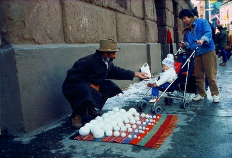 Продавец снежков, 1983 год