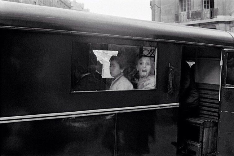 Полиция задержала компанию проституток. Париж, 1952 г.