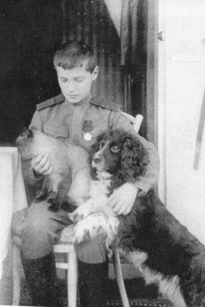 Цесаревич Алексей со своим котом и собакой, 1914 г.
