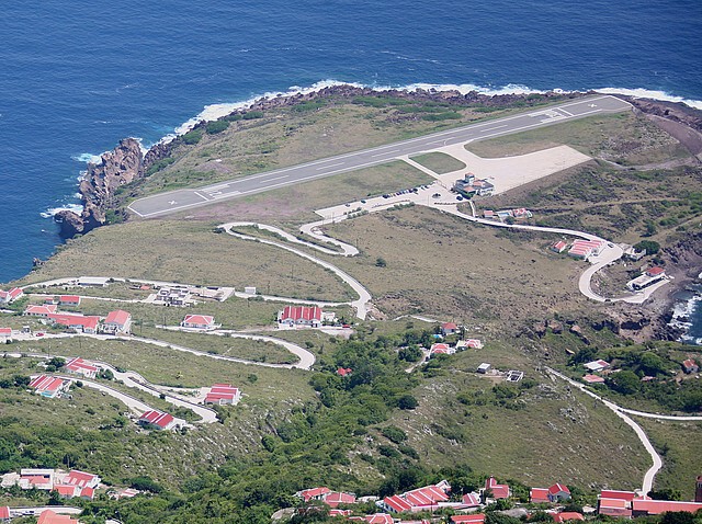 2. Аэропорт имени Хуанчо Ираскина на острове Саба, опять же в Карибском море, не далеко от острова Сент-Мартин.