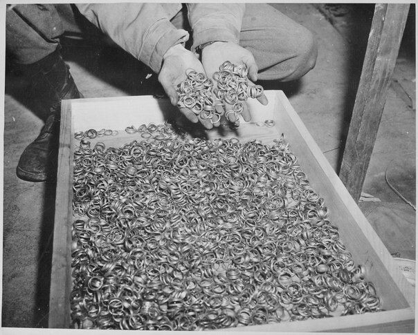 Коробка с обручальными кольцами, обнаруженная  солдатами в концлагере Бухенвальд, 5 мая 1945 года