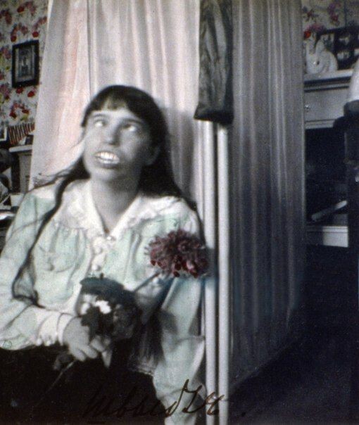 Великая княжна Анастасия Николаевна гримасничает с фальшивыми зубами, 1915–1916