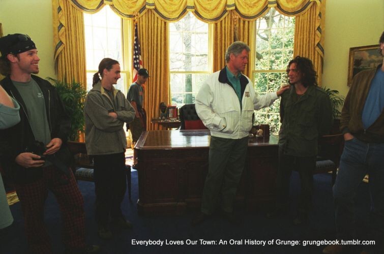 Встреча президента Билла Клинтона и вокалиста Pearl Jam Эдди Веддера на следующий день после новости о самоубийстве Курта Кобейна