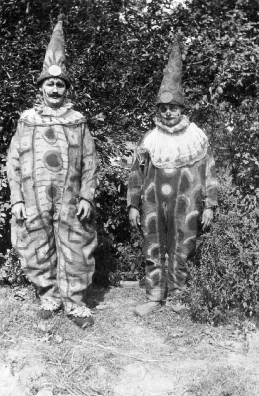 2 немецких военнопленных одетых в костюмы клоунов для театрального представления в лагере для своих 360 пленных товарищей. Франция, примерно 1914-1918 гг