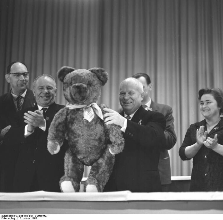 Никита Сергеевич Хрущев с плюшевым медведем, который был подарен ему работниками завода телевизионной электроники. ГДР, Берлин, 18 января 1963 года   