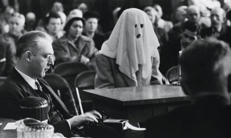 Замаскированный секретный свидетель даёт показания в зале суда по делу о наркотиках. Вашингтон, 30 апреля 1952 года
