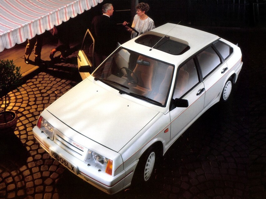 Интересно, что 12-миллионным автомобилем ВАЗ 6 июля 1989 года стала именно праворульная модификация «девятки».