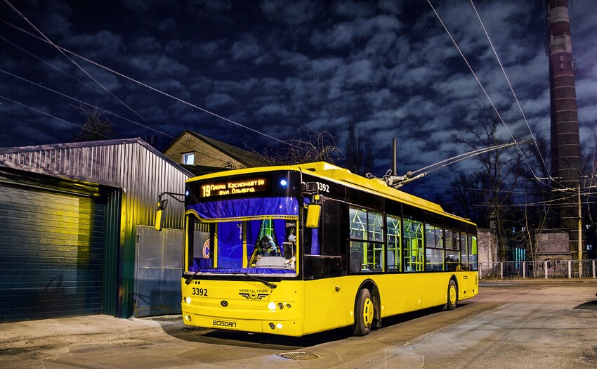 Киев, троллейбус Богдан Т701.10 под невероятно красивым вечерним небом 