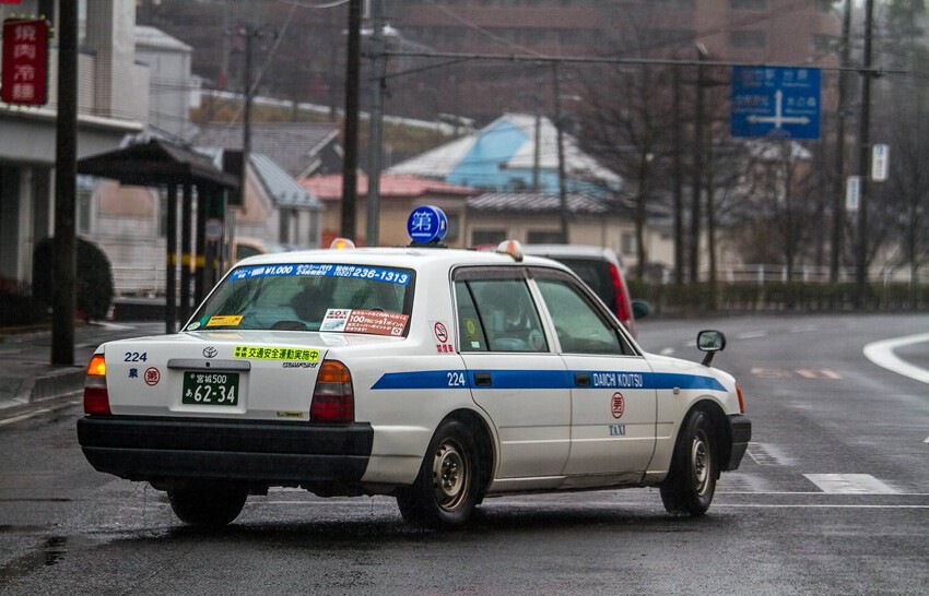 Старые автомобили таксистов на улицах Японии
