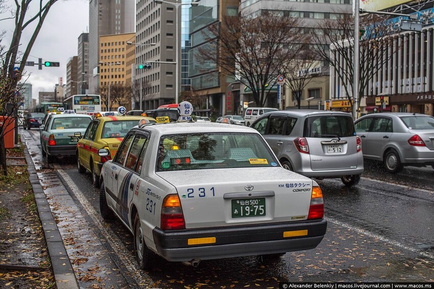 Старые автомобили таксистов на улицах Японии